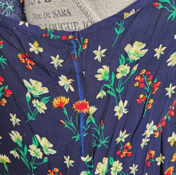 Handsewn Floral Sleeveless Blouse - Picture 7 of 7